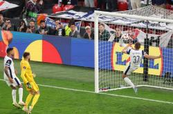 开云体育下载-欧洲足球赛事中的一场胜利引发球迷狂热