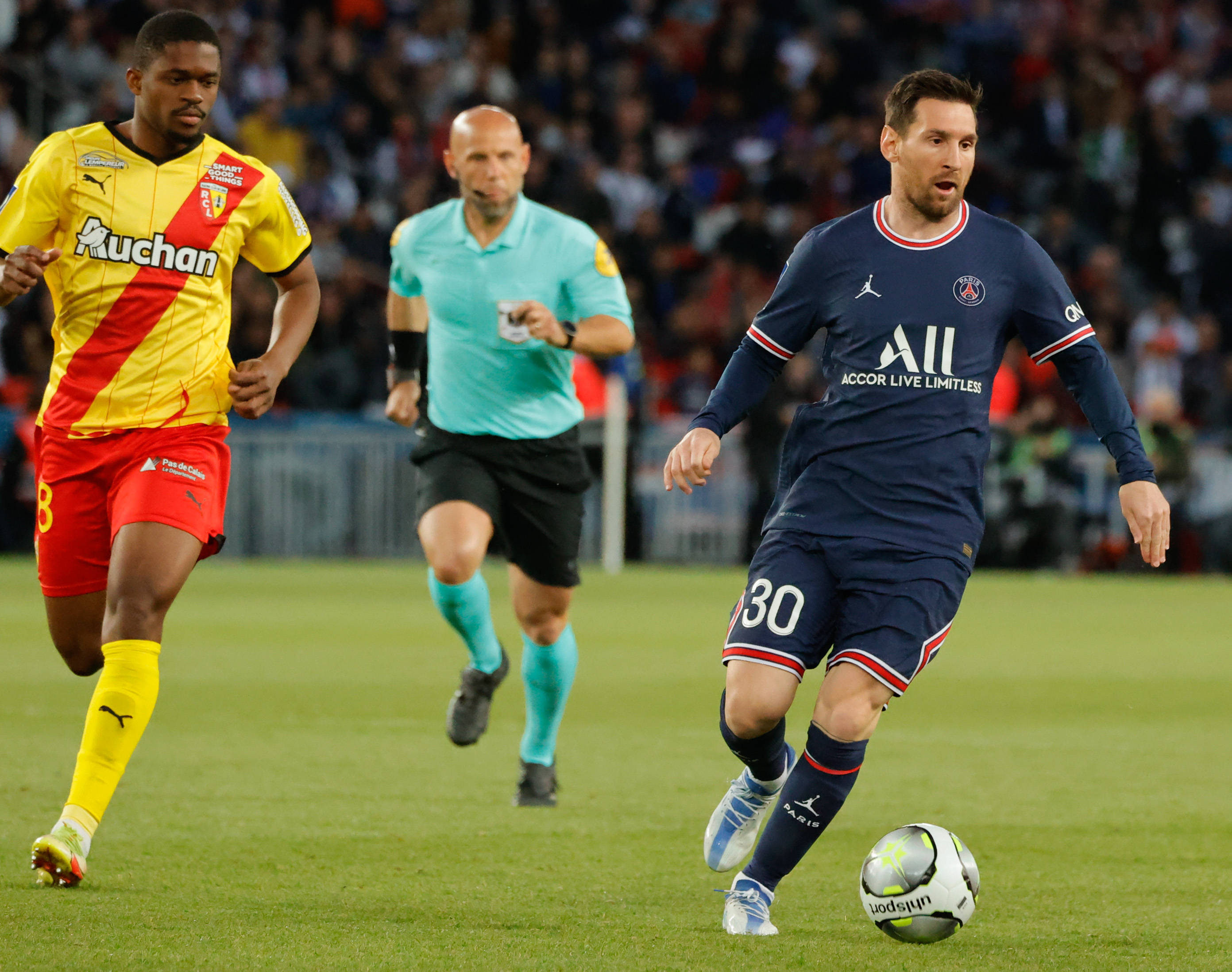 巴黎轻松取胜，向足球决赛稳步前进的简单介绍