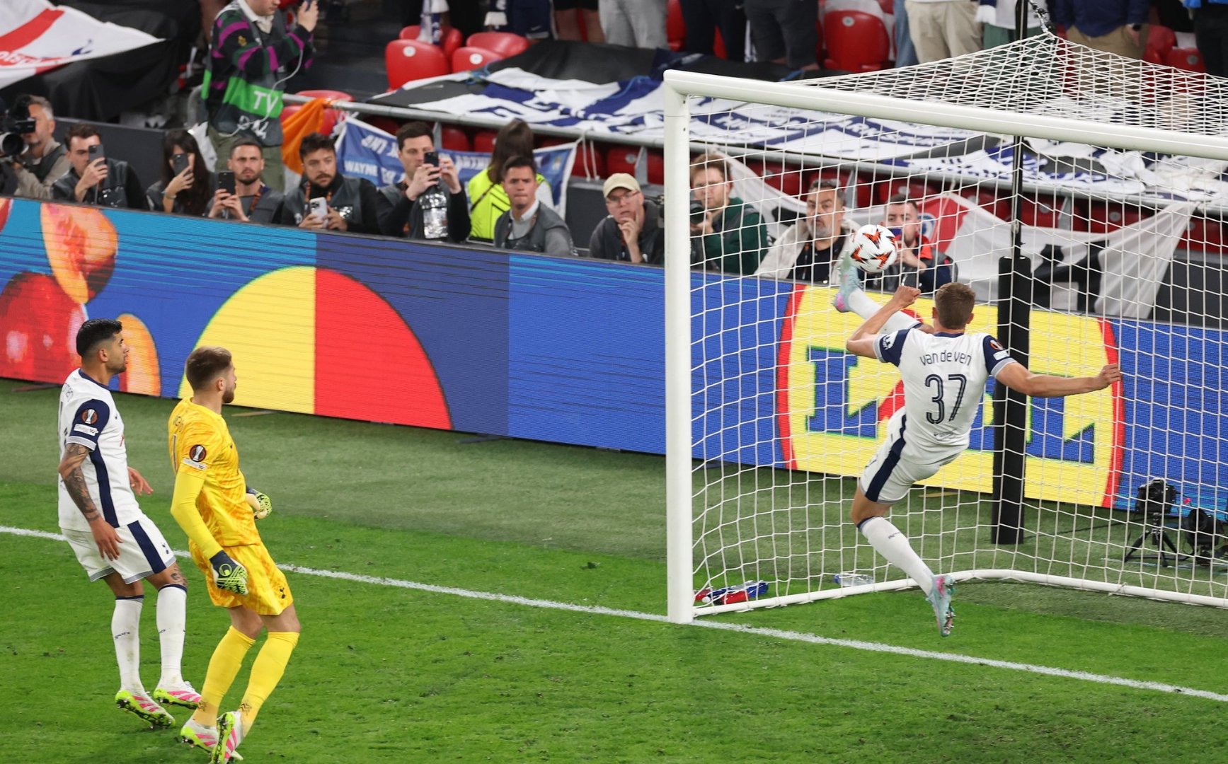 欧洲足球赛事中的一场胜利引发球迷狂热